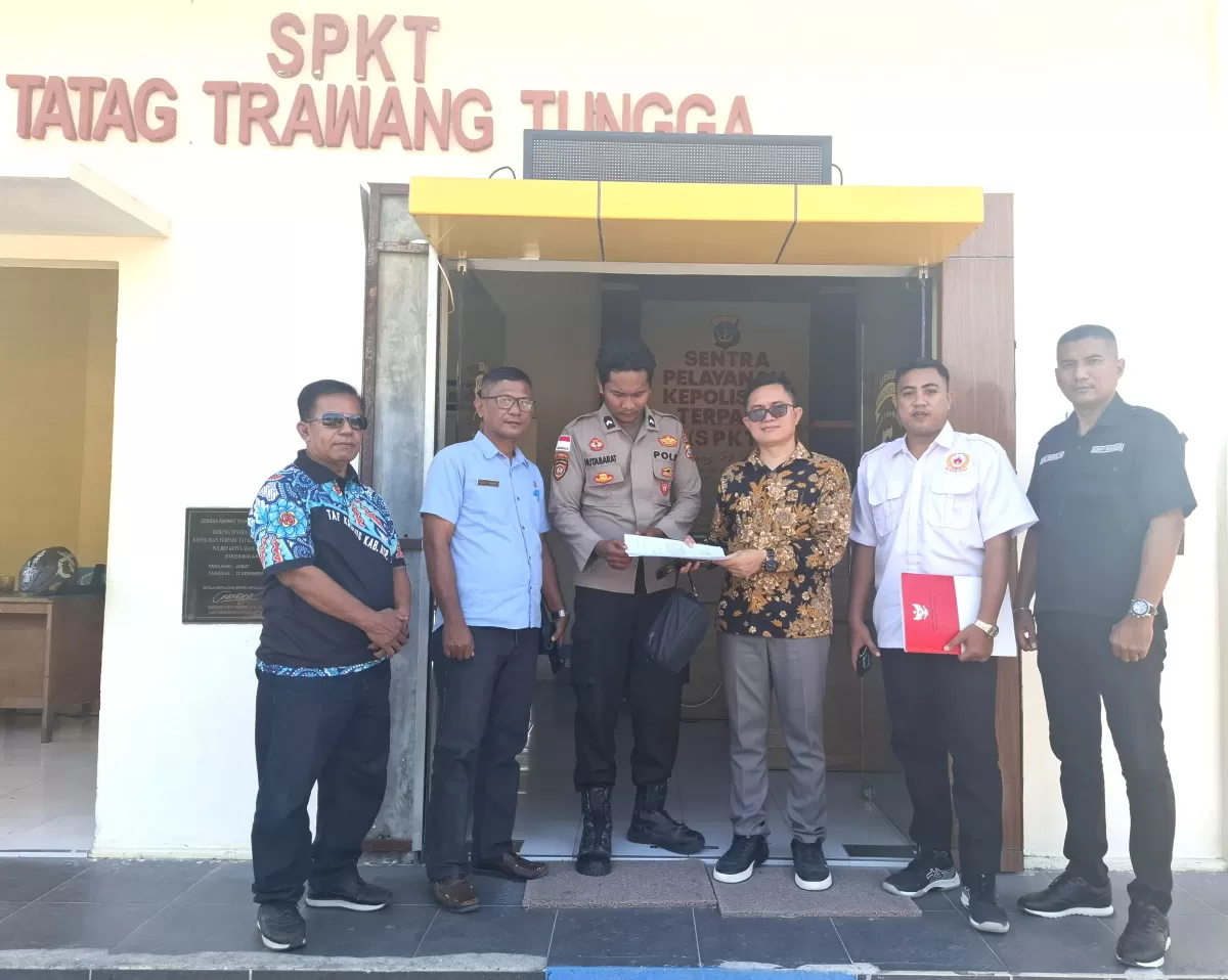 Tim Kuasa hukum bupati Talaud, Vanderik Wailan, SH selaku penasihat hukum Pemerintah Daerah Kabupaten Kepulauan Talaud bersama Kabag Hukum, Rolan Tawaris, SH dan Stafsus bidang hukum Join Mangamba, SH dan Joutce Adam, menyerahkan pengaduan tertulis kepada Polres Kepulauan Talaud tentang unggahan dan (Ketua PWI Talaud Skarang)