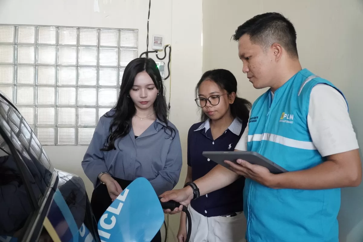 PLN  menghadirkan pembaruan layanan Home Charging Services (HCS) Ultima. Setelah menyediakan Stasiun Pengisian Kendaraan Listrik Umum (SPKLU) di sejumlah tempat,  (Istimewa/PLN Suluttenggo)