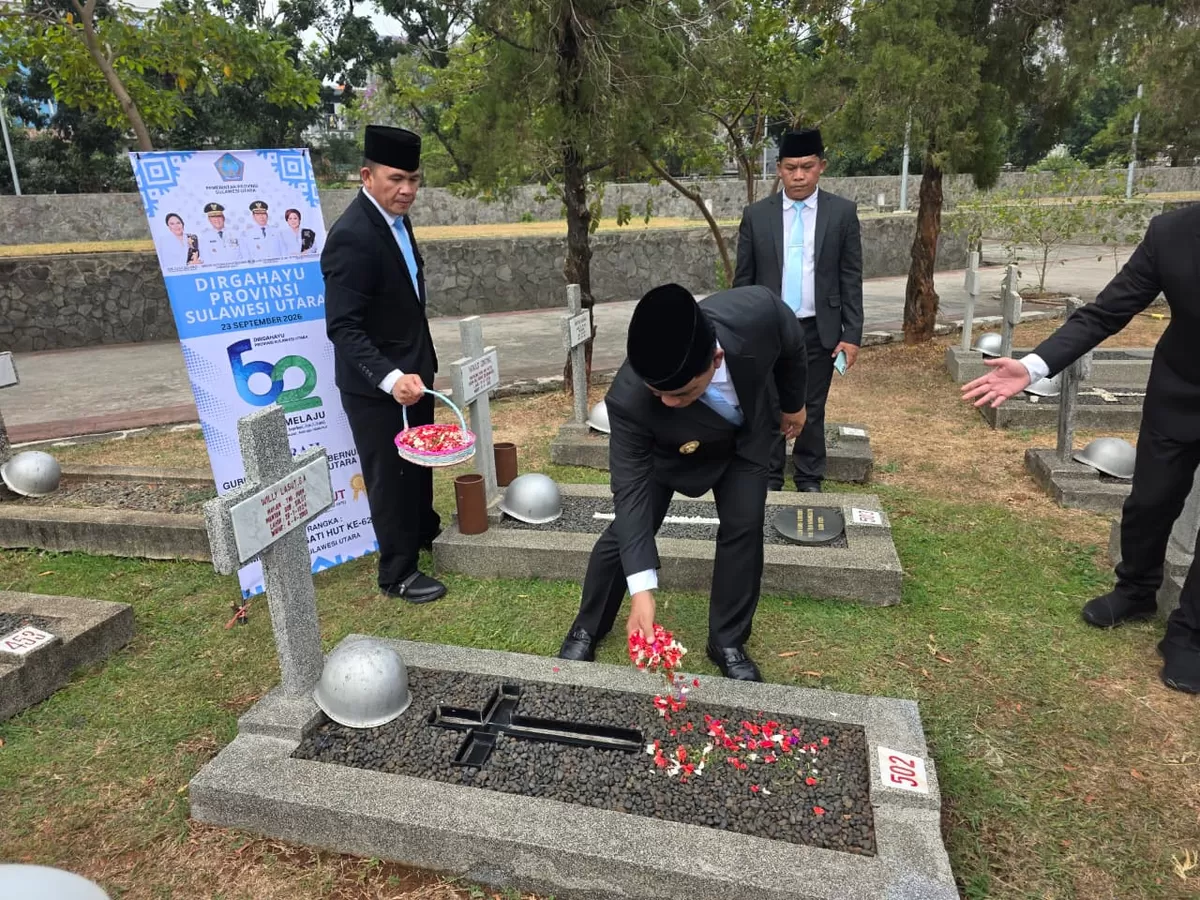 Gubernur Sulawesi Utara Mayjen TNI (Purn) Yulius Selvanus Komaling (YSK) saat melaksanakan tabur bunga di makam mantan Gubernur Sulut di Taman Makam Pahlawan (TMP) Kalibata, Jakarta, Jumat (18/9/2026).  (Foto Istimewa/Rhendy Umar)