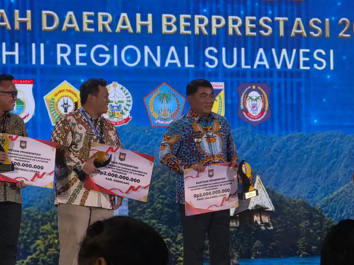 Gubernur Sulawesi Utara Mayjen TNI (Purn) Yulius Selvanus Komaling (YSK) saat menerima penghargaan Terbaik 1 Akses Layanan Pendidikan yang diserahkan Menko Polkam RI Djamari Chaniago pada acara Apresiasi Pemerintah Daerah Berprestasi 2026 di Hotel Claro Makassar, Jumat (18/9/2026) malam.  (Rhendy Umar/Tribun Manado)