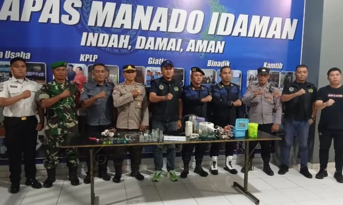 SINERGI BERSAMA: Tim gabungan dari Polsek Tuminting, TNI, BNN, dan jajaran Rutan Kelas IIA Manado berfoto bersama usai menggelar razia penggeledahan barang terlarang di dalam kamar warga binaan, Jumat (18/9/2025) malam. (Foto: Humas Polresta Manado/SulutZone)