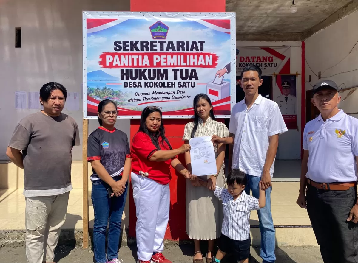 Immanuel Verdynand Pelealu, S.I.Kom. didampingi keluarga mendaftarkan diri sebagai calon hukum tua desa Kokoleh (Stefanus Goni)