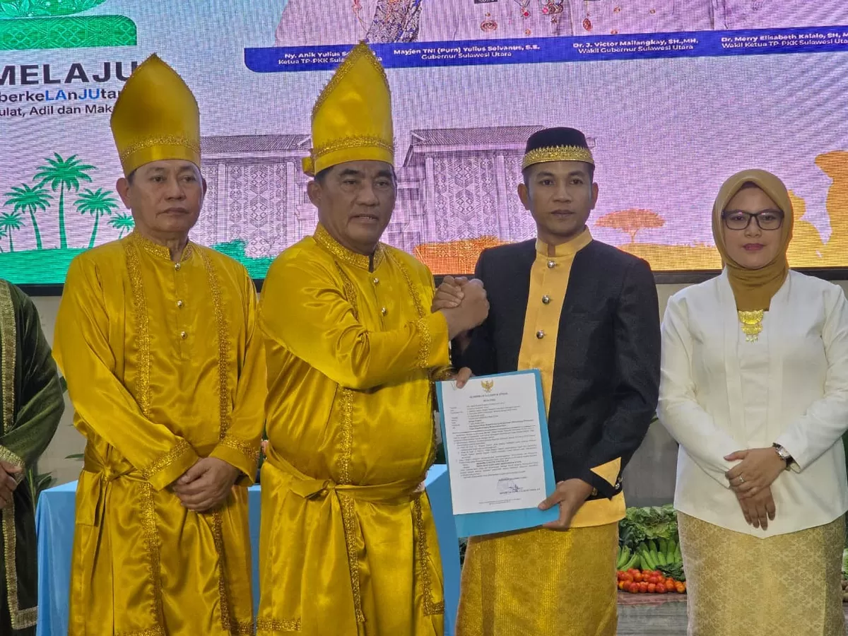 Gubernur Sulut, Yulius Selvanus beri mandat PLH Bupati Bolmut ke Aditya Pontoh (istimewa/dede)