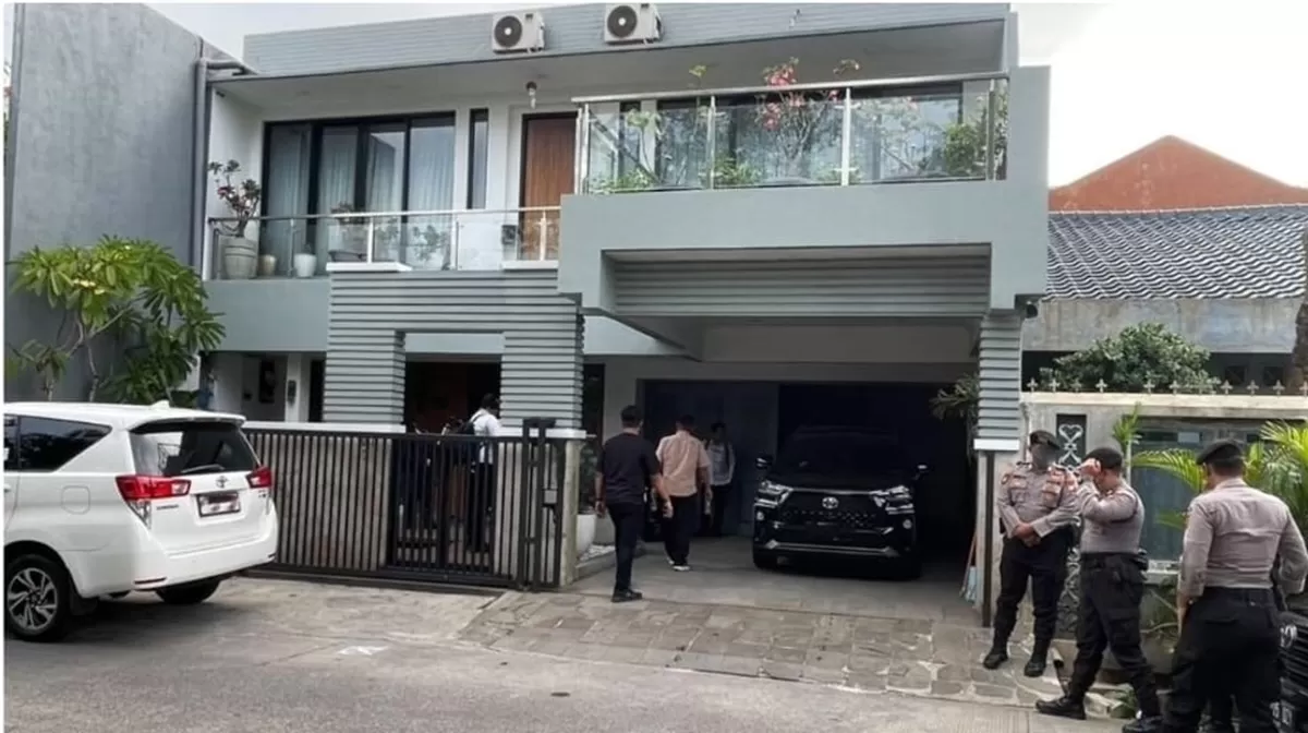 Penggeledahan KPK di rumah Ipda Yayat terkait kasus dugaan korupsi di lingkup Pemerintah Kabupaten Bekasi. (Dok. KPK)