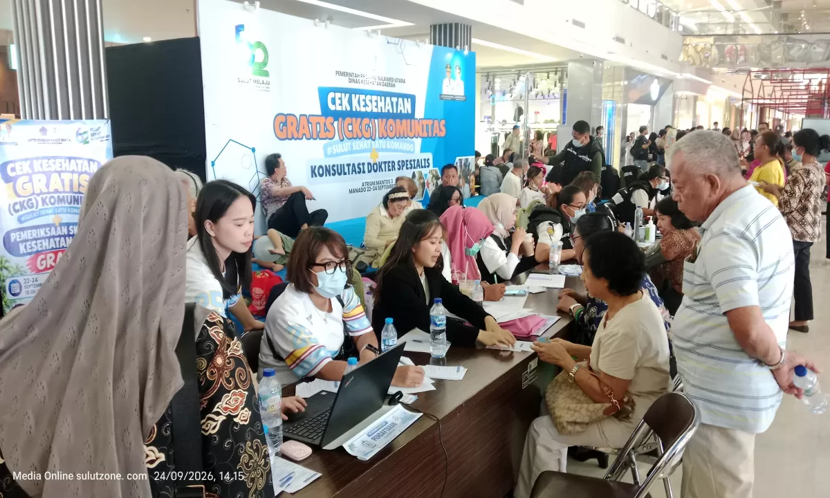 Antrian peserta cek kesehatan gratis di Mantos