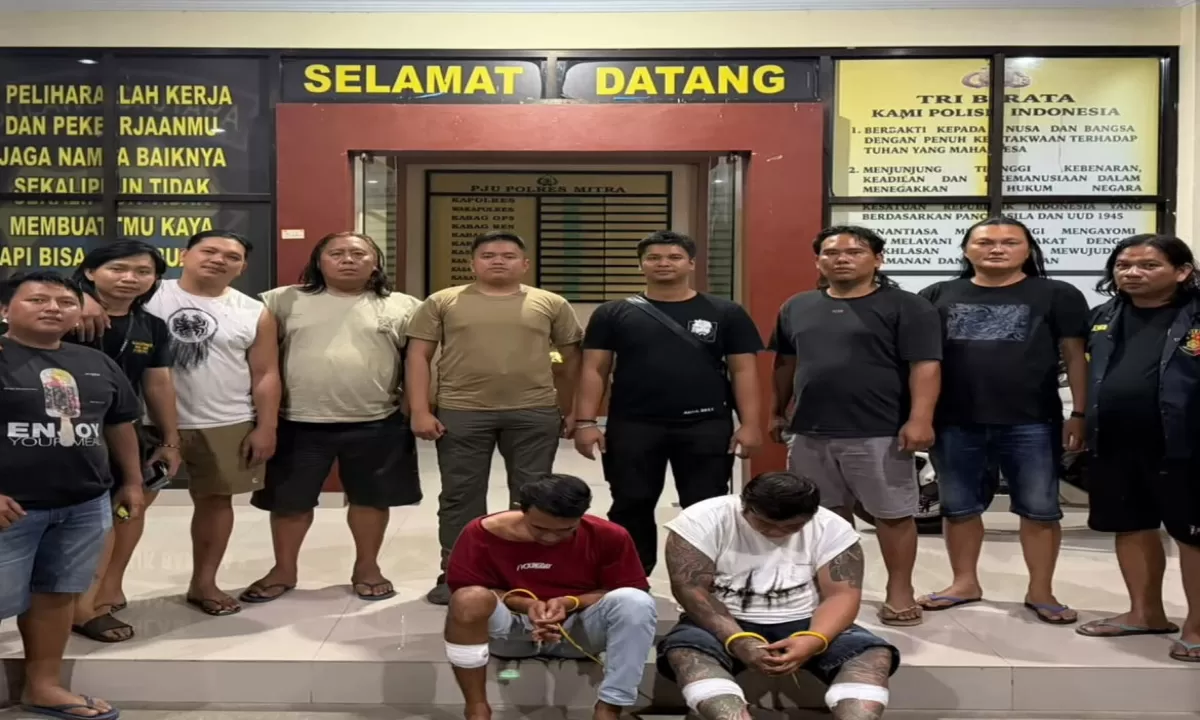 DITANGKAP: Tim gabungan Resmob Polres Mitra bersama Resmob Polresta Manado berhasil mengamankan dua tersangka kasus penganiayaan/pembunuhan di Desa Basaan, Kecamatan Ratatotok, saat hendak kabur melalui Bandara Sam Ratulangi Manado. Kedua tersangka (duduk di depan) kini diamankan di Mapolres Minahas