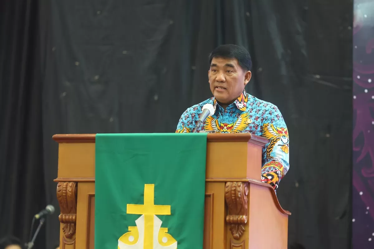 Gubernur Sulawesi Utara Yulius Selvanus Komaling (YSK) saat memberikan sambutan pada Ibadah Pembukaan Sidang Majelis Sinode Istimewa (SMSI) ke-82 GMIM di Manado Convention Center &amp; Mission Center GMIM, Kamis (24/9/2026). (Foto: Dok. Pemprov Sulut)