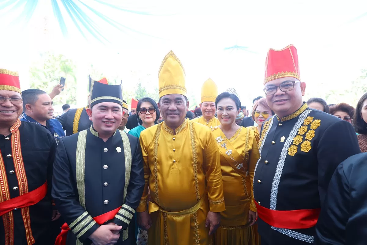 Anggota DPRD Provinsi Sulawesi Utara, Louis Carl Schramm (kiri), saat menghadiri upacara peringatan Hari Ulang Tahun (HUT) ke-62 Provinsi Sulawesi Utara di halaman Kantor Gubernur Sulut, Manado, Rabu (23/9/2026).  ((Foto: Dok. Istimewa))