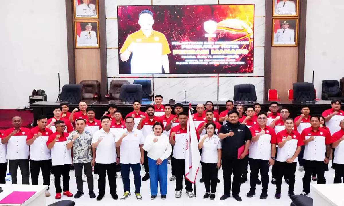 RESMI DILANTIK: Pengurus Kota PERBASI Manado periode 2026&ndash;2030 foto bersama usai dilantik di Ruang Paripurna DPRD Kota Manado, Sabtu (26/9/2026).