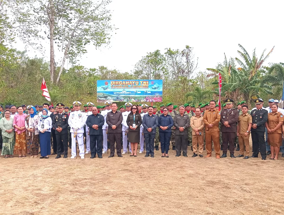 Foto : bersama selesai upacara (Nelson Sangadi)
