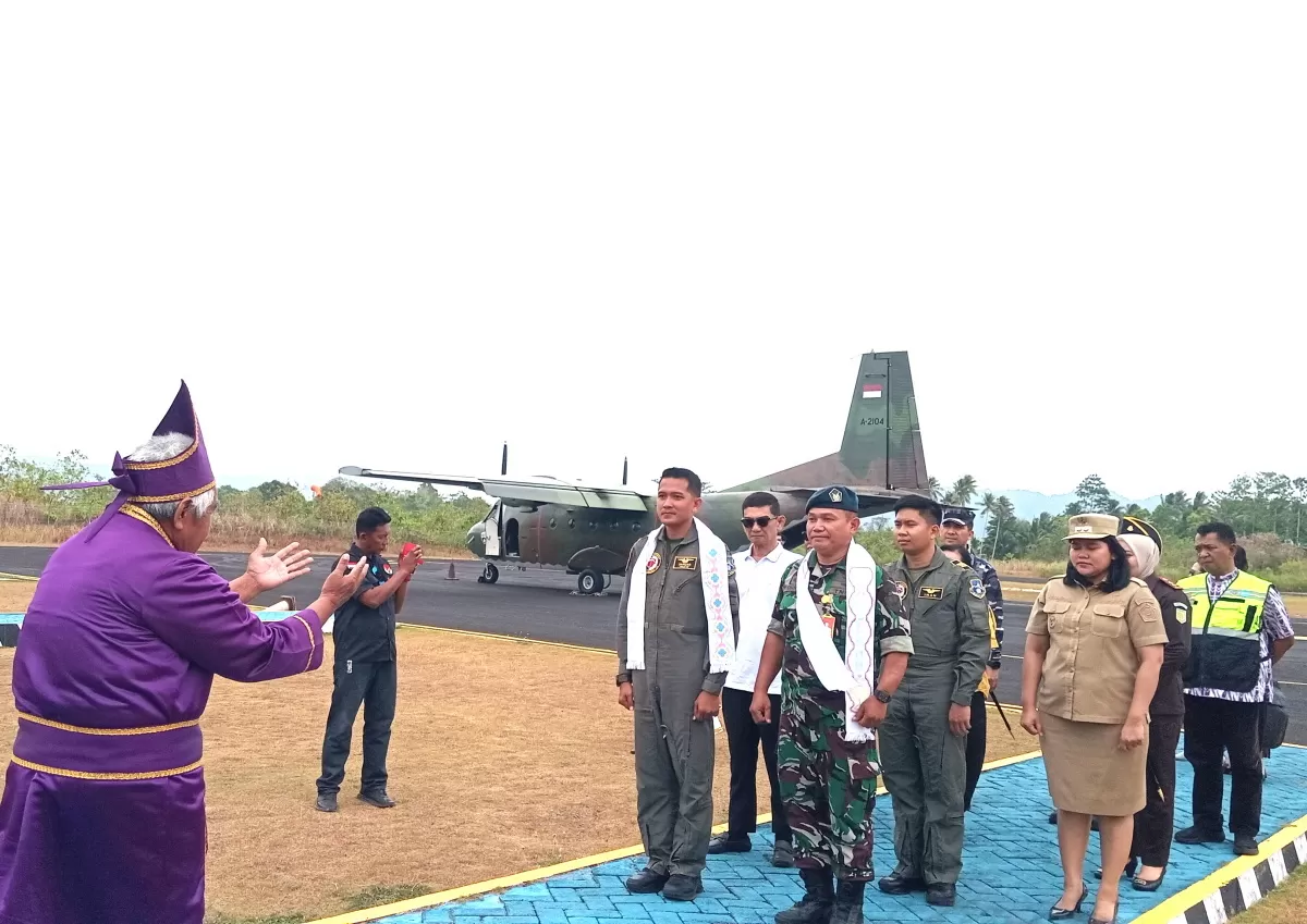Pesawat angkut militer CASA NC-212 dengan nomor lambung A-2104 milik TNI AU berhasil mendarat di Bandar Udara Melonguane, pesawat yang melayani rute perdana Manado &ndash; Melonguane ini diawaki oleh Pilot Mayor Pnb Yanuar dan Co-Pilot Kapten Pnb Iman. Kedatangan pesawat membawa rombongan penting, di anta (Nelson Sangadi)