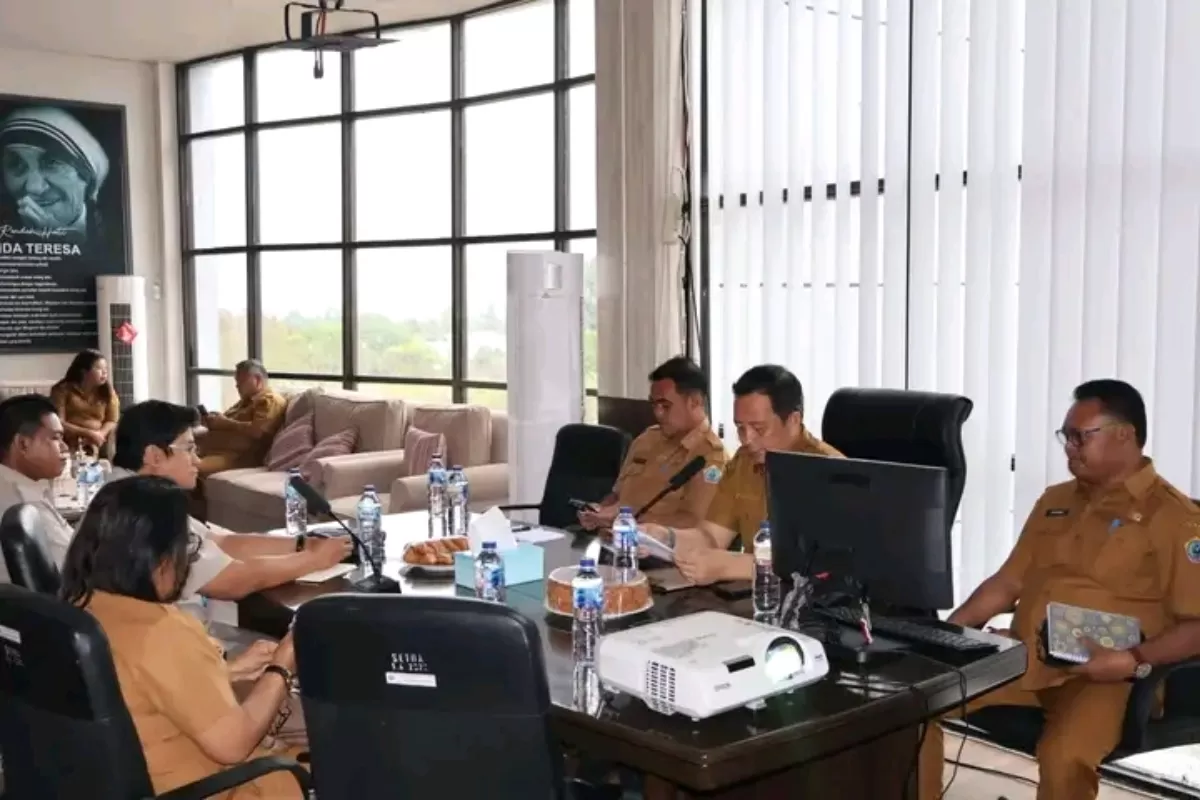 Rapat dipimpin oleh Sekretaris Daerah Kabupaten Kepulauan Talaud Dr. Yohanis B.K. Kamagi, AP., M.Si (Istimewa)) (Dinas Kominfo Talaud)