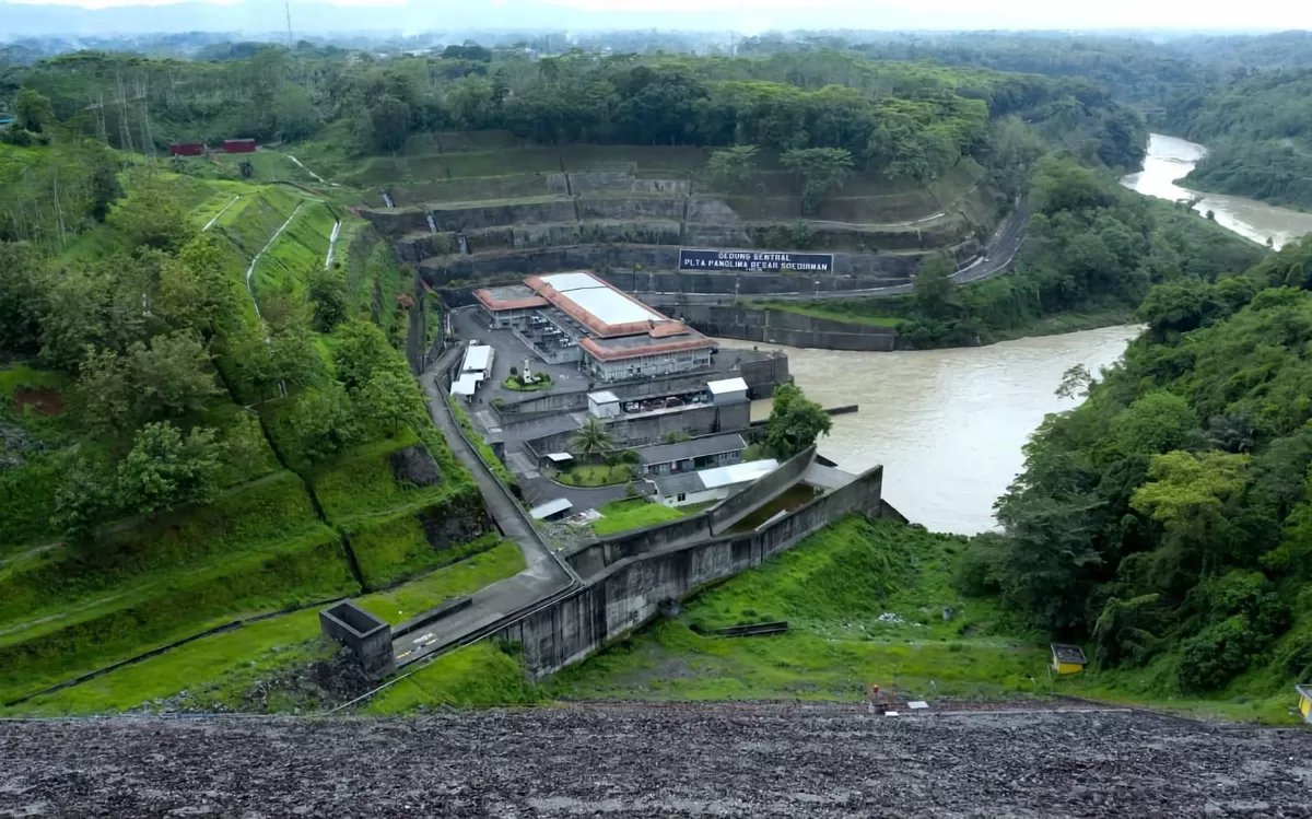 Tampak Pembangkit Listrik Tenaga Air (PLTA) Mrica dengan kapasitas 180 megawatt (MW) yang berada di Kabupaten Banjarnegara, Jawa Tengah. PLTA yang berdiri sejak tahun 1988 ini menjadi salah satu pembangkit hijau penopang sistem kelistrikan Jawa dan Bali.