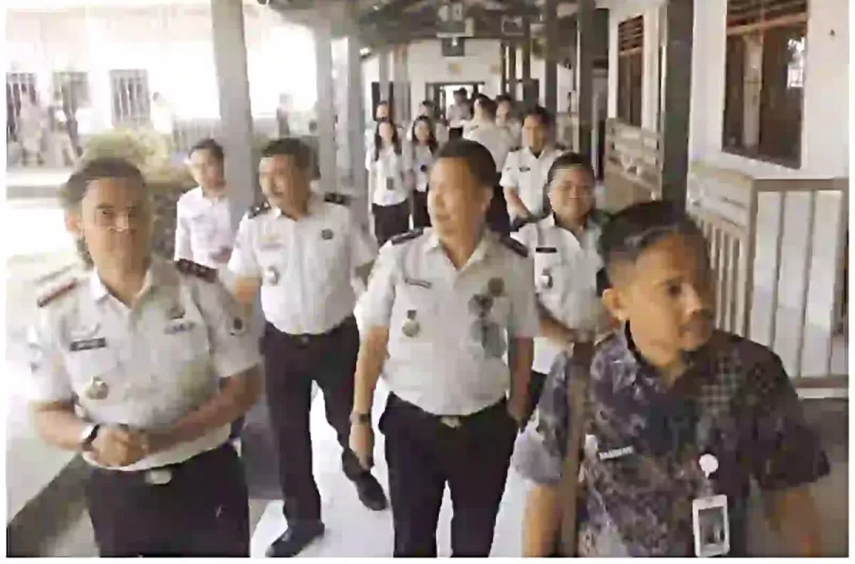 Tim Direktorat Jenderal Pemasyarakatan (Ditjenpas) saat melakukan kunjungan di Lapas Tondano. (Stefanus Goni )