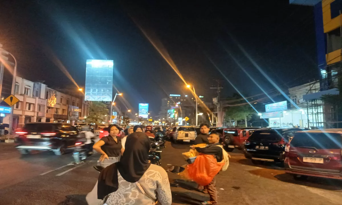 Antrian mengular panjang, perjuangan isi BBM penuh kesabaran.