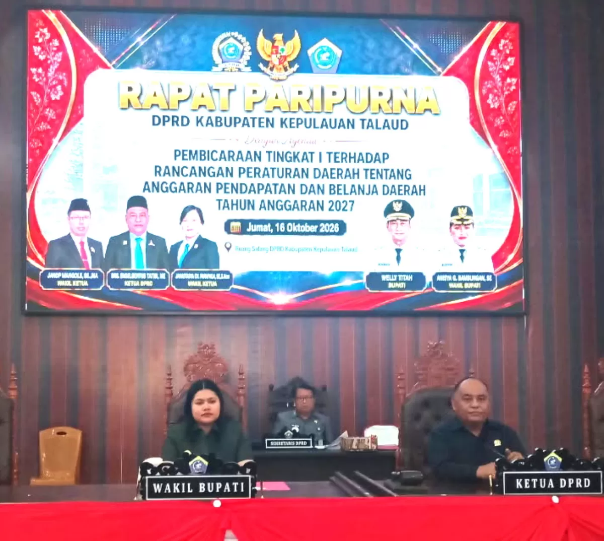 Pimpim Paripurna Ketua DPRD Talaud, Drs. Engelbertus Tatini, ME di dampimgi Wakil Bupati Talaud, Anisya G. Bambungan, SE (Nelson Sangadi)