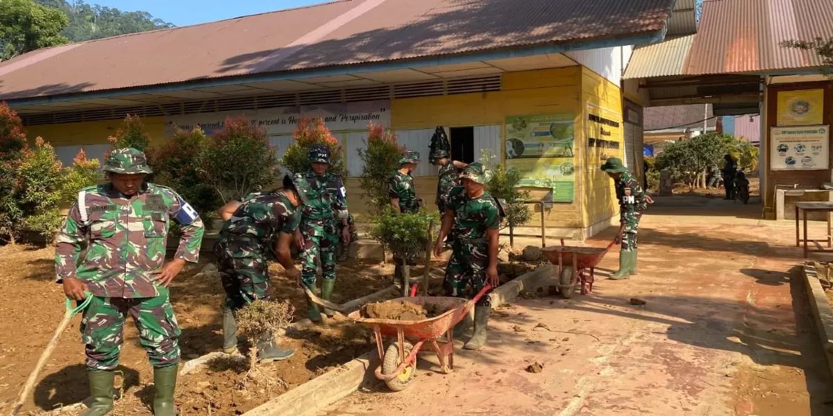 Tak hanya membantu masyarakat membersihkan lumpur dan sampah setelah banjir surut, para prajurit TNI juga memperbaiki bangunan-bangunan yang rusak.