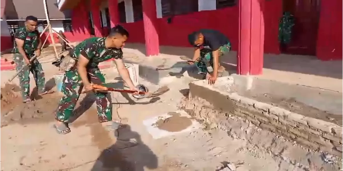 Sekolah-sekolah terdampak bencana di Tapanuli Tengah dan Tapanuli Selatan terus dibersihkan dengan bantuan personel TNI AD. 