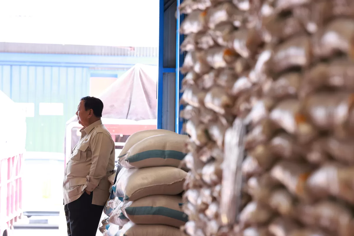 Presiden Prabowo Sidak Gudang Bulog Pastiikan Stok Beras Aman (Bakom RI)