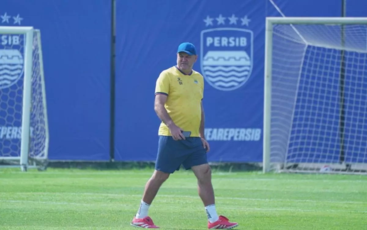 Soal duel Persib vs Ratchaburi di babak 16 besar ACL Two, Hodak singgung terkait padatnya jadwal kompetisi jadi tantangan berat bagi timnya. Foto: Persib.