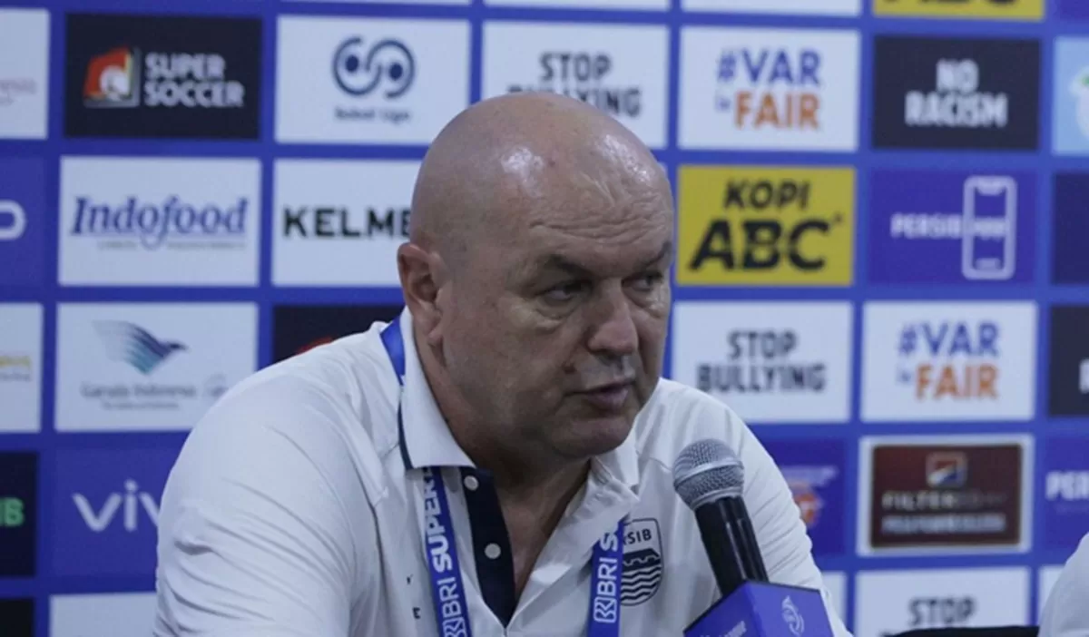 Pelatih Persib Bandung, Bojan Hodak mengaku belum puas dengan performa timnya meski di posisi puncak klasemen Super League 2025/26 saat ini. Foto: Persib.