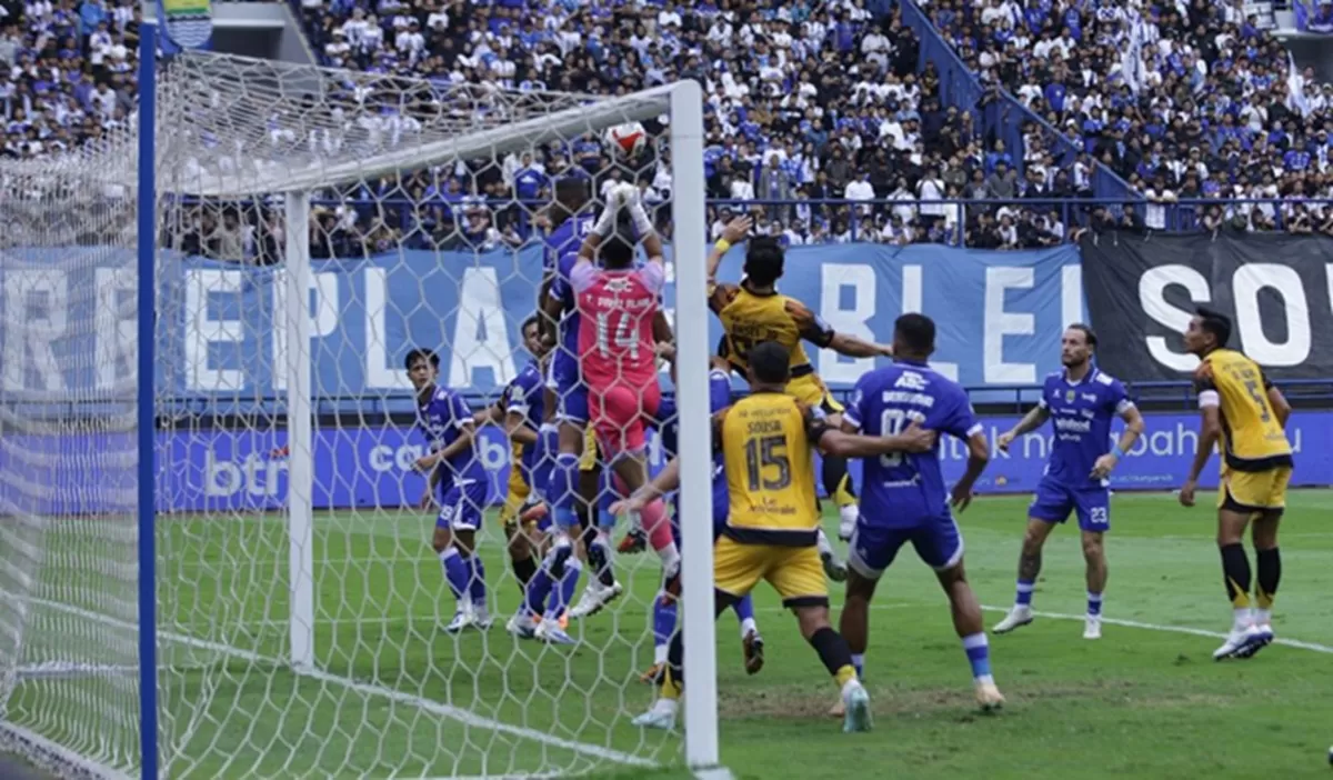 Kini pertahanan Persib Bandung yang solid turut membawa tim menjadi yang minim kebobolan di putaran pertama Super League. Foto: Persib.