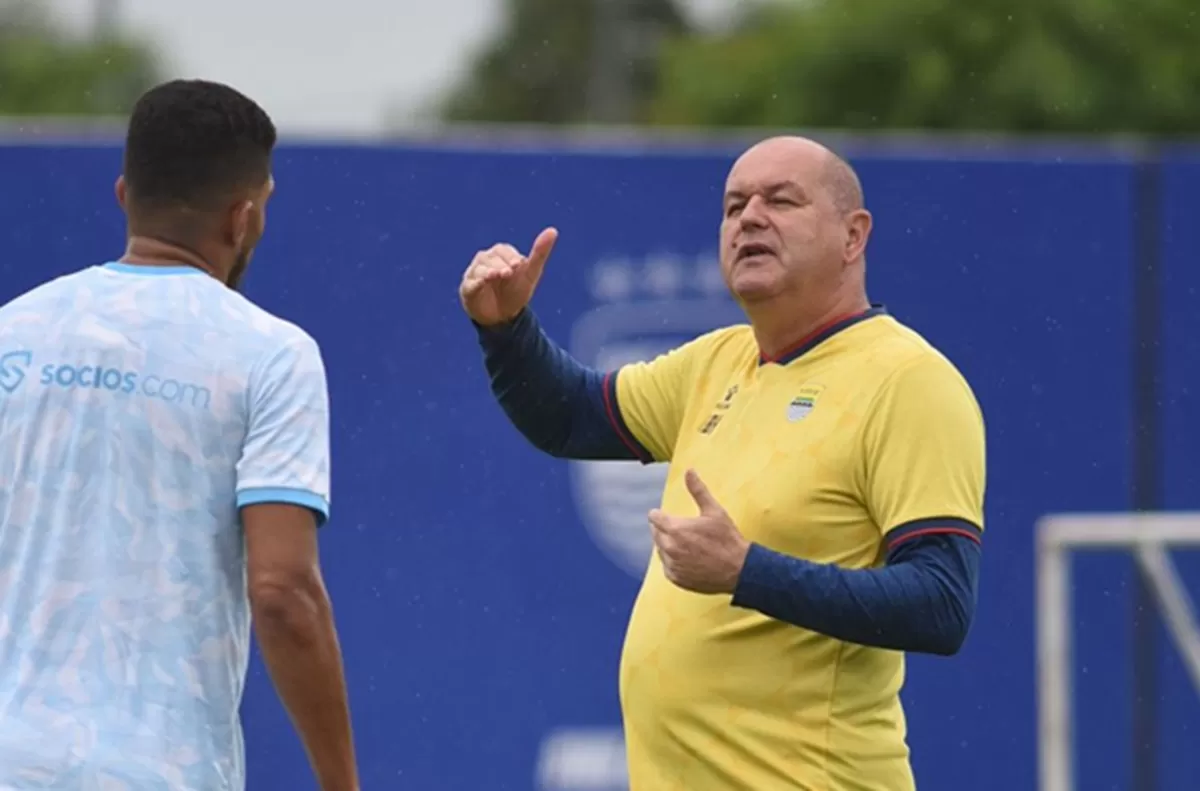 Pelatih Persib Bandung, Bojan Hodak memberikan arahan kepada gelandang serang asal Brasil, Berguinho saat menjalani latihan. Pemain Persib mulai asah taktik jelang lawan PSBS Biak. Foto: Persib.