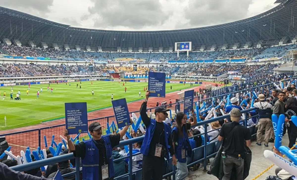 Prediksi Persib Bandung vs PSBS Biak pada laga pekan ke-18 Super League 2025/26, simak prediksi susunan pemain dan head to head kedua tim. Foto: Persib.