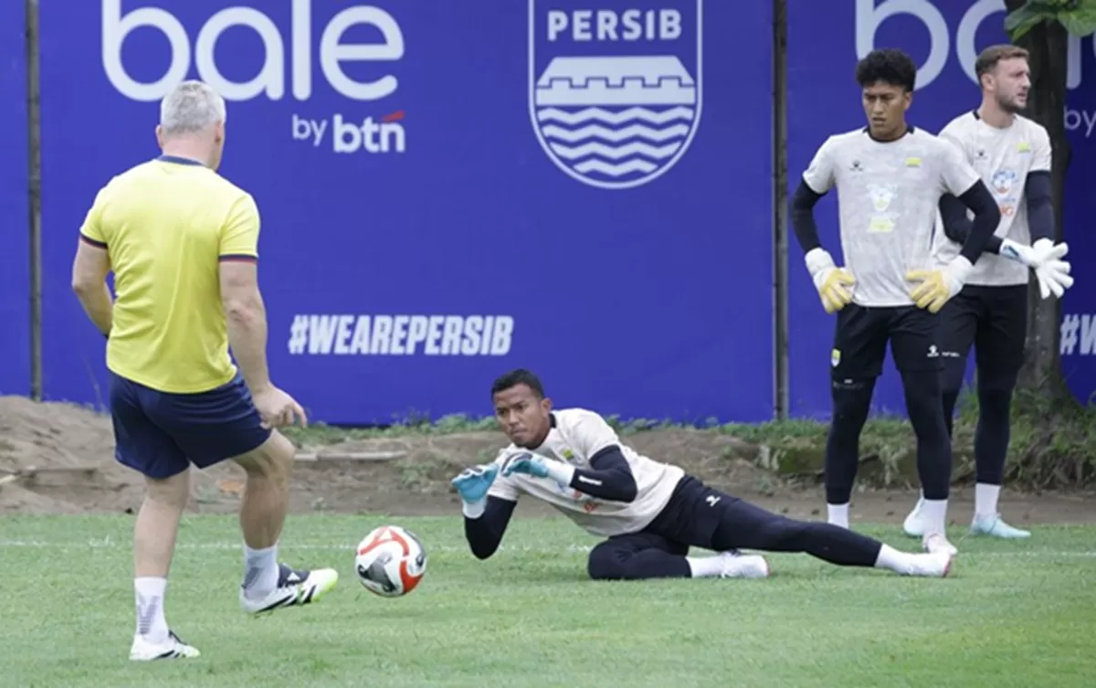 Kiper Persib Bandung, Teja Paku Alam dkk digembleng pelatih jelang pertandingan melawan PSBS Biak pada pekan ke-18 Super League 2025/26. Berikut ini head to head Persib vs PSBS Biak. Foto: Persib.
