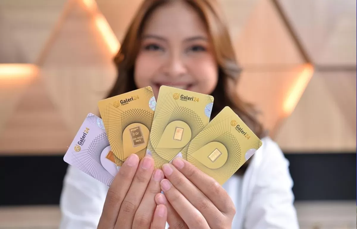 Seorang wanita menunjukkan logam mulia produk emas Galeri24. Berikut ini daftar harga emas Pegadaian Sabtu, 24 Januari 2026 untuk produk UBS dan Galeri24. Foto: Pegadaian.