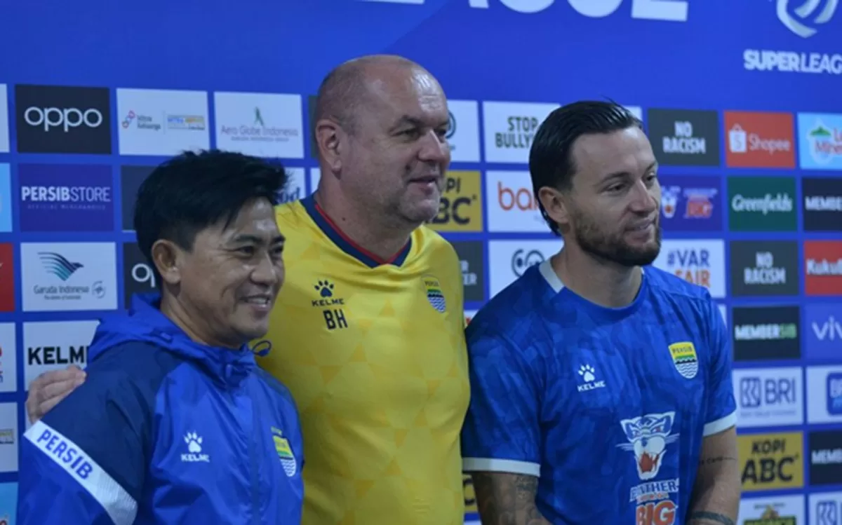 Menjelang laga Persib vs PSBS Biak, Bojan Hodak beri peringatan keras untuk sang pemain. Foto: Persib.