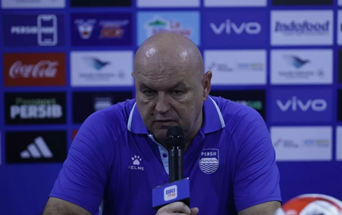 Pelatih Persib Bandung, Bojan Hodak kantongi catatan untuk evaluasi, meski timnya menang tipis atas PSBS Biak. Foto: Persib.