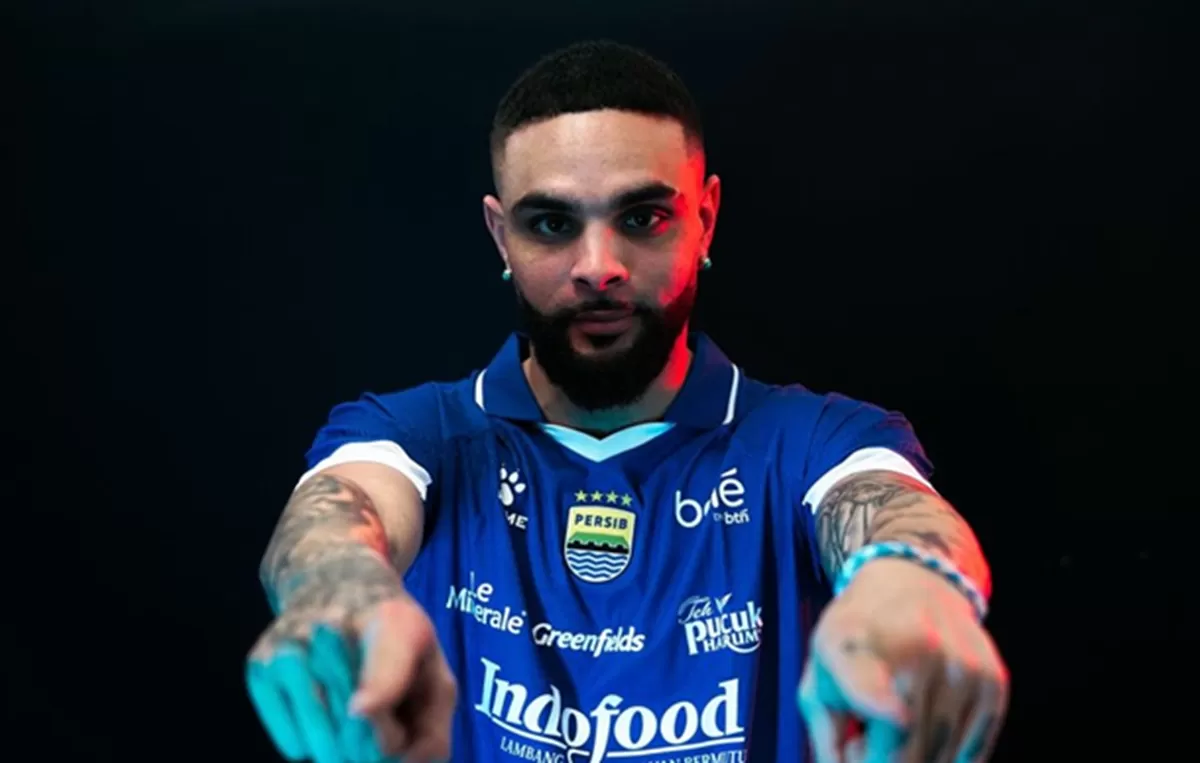 Pemain baru Persib, Layvin Kurzawa mengaku antusias bermain untuk tim barunya. Foto: Persib.