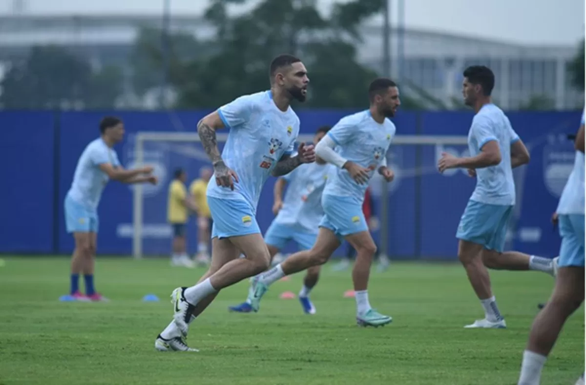 Pemain baru Persib, Layvin Kurzawa mulai mengikuti sesi latihan bersama di Bandung. Jelang laga Persis Solo vs Persib, Hodak beri peringatan serius pada anak-anak asuhnya. Foto: Persib.