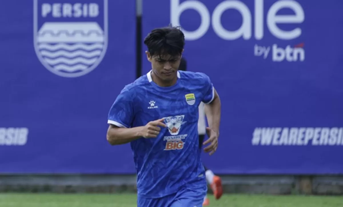 Bek kiri Persib, Dewangga anggap kehadiran Layvin Kurzawa sebagai rekan penting untuk kedalaman skuad bukan sebagai saingan di posisi bek kiri. Foto: Persib.