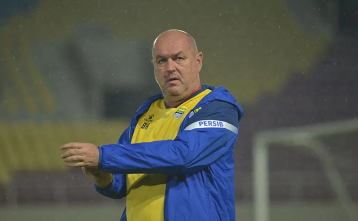 Pelatih Persib Bandung, Bojan Hodak meminta anak asuhnya untuk  kerja keras ketika menghadapi tuan rumah Persis Solo. Foto: Persib.