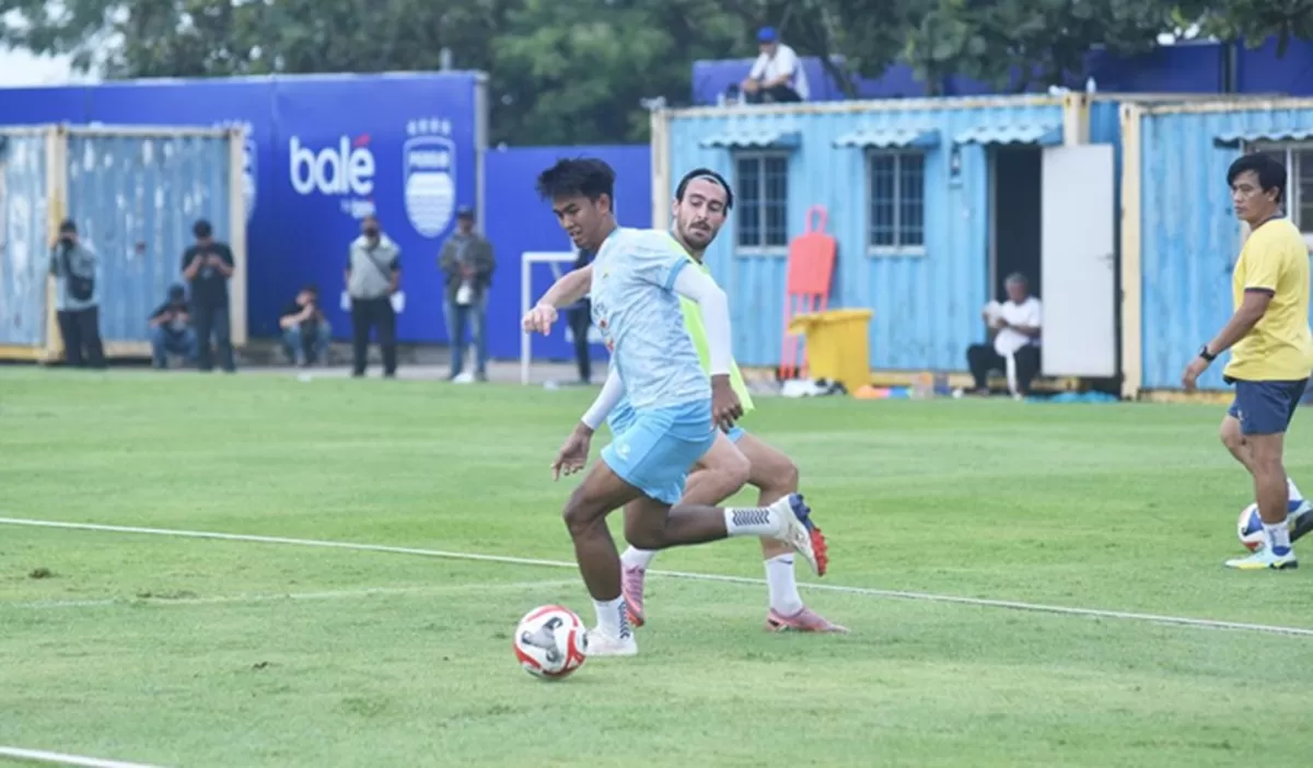 Striker Persib Bandung, Andrew Jung ungkap target bersama tim musim ini. Foto: Persib.