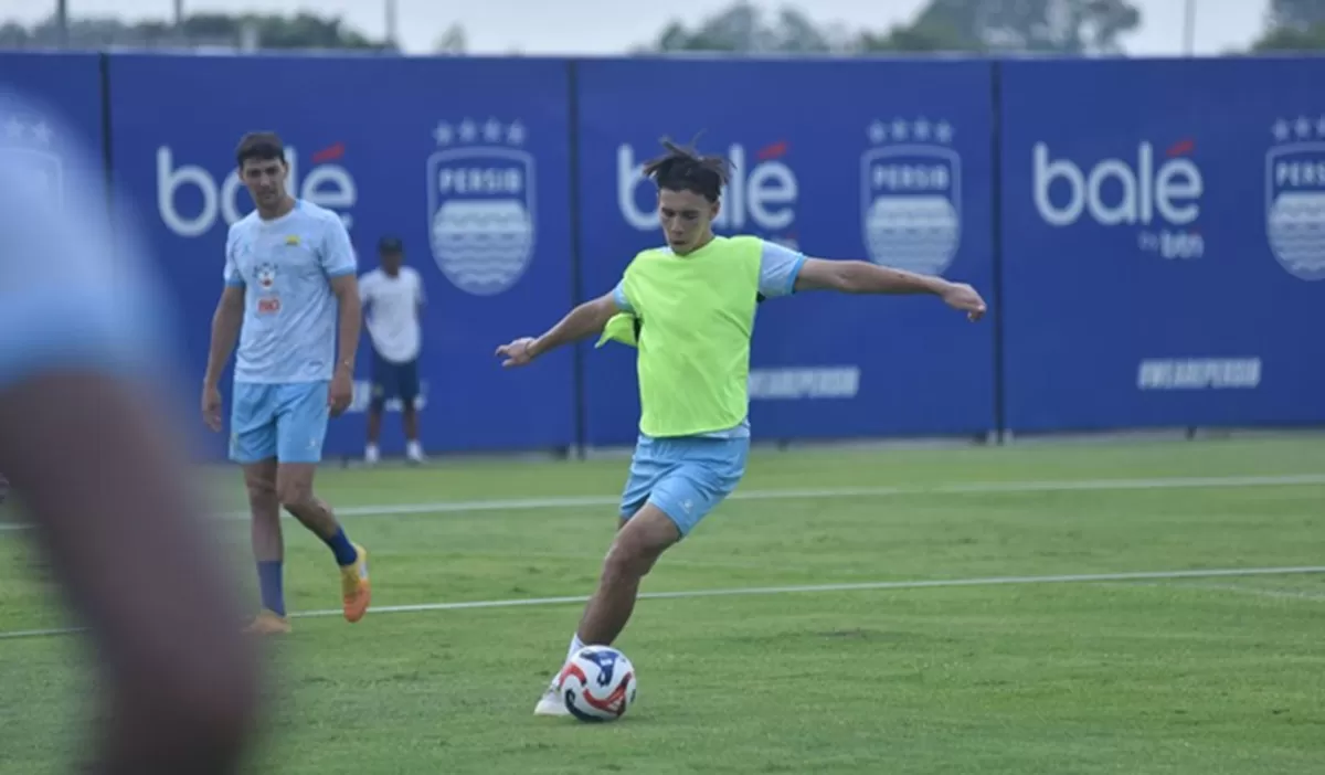 Bek Persib, Dion Markx akui kondisi fisiknya terus meningkat. Foto: Persib.