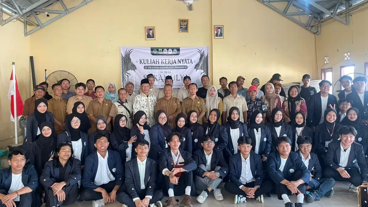 Foto : Kompak berpose sejenak bersama Mahasiswa Peseerta KKN UIN SGD.Bandung pada Selasa (21/07).
