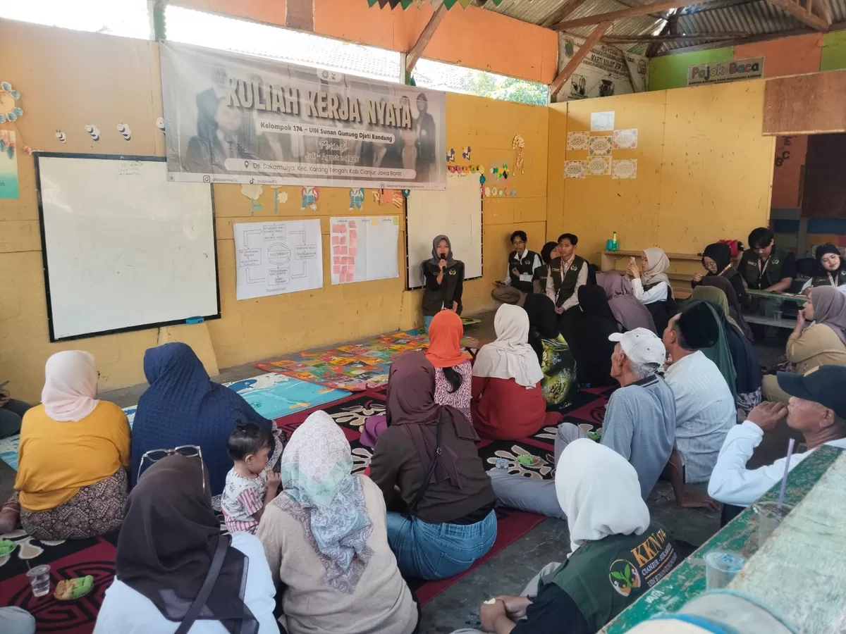 Foto : Program kerja KKN yang tepat sasaran berawal dari mendengarkan aspirasi masyarakat. Melalui kegiatan Rembug Warga, Mahasiswa KKN SISDAMAS Kelompok 174 UIN Sunan Gunung Djati Bandung menggali potensi, kebutuhan, dan harapan masyarakat Desa Sukamulya Kecamatan Karang Tengah sebagai dasar.