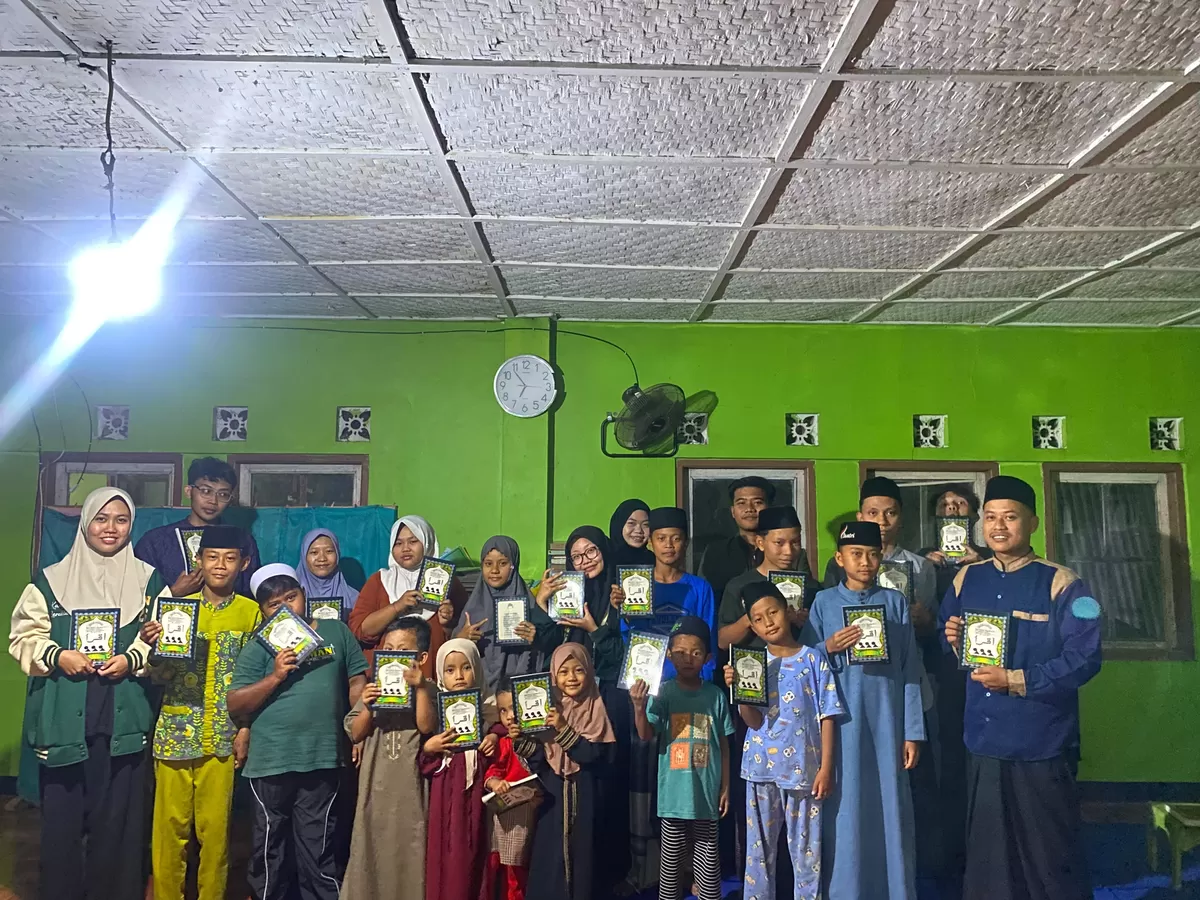 KKN Kelompok 4 Sukajaya IAI Al-Azhary Cianjur Menyalurkan Iqro (KKN Kelompok 4 for Journalnusantara )