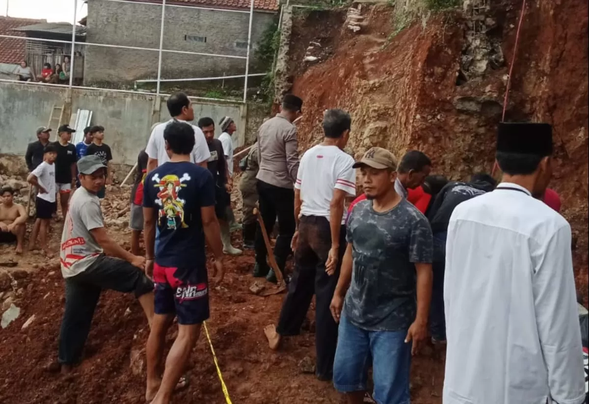 Longsor proyek pembangunan lapangan mini soccer di Jatinangor Sumedang, Jawa Barat. (Ist)
