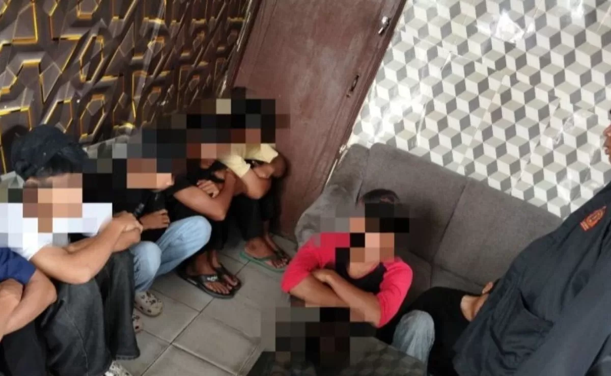 Enam orang pelajar diamankan Polres Cianjur, Jawa Barat karena terlibat dalam video viral duel satu lawan satu di medsos (Antara)
