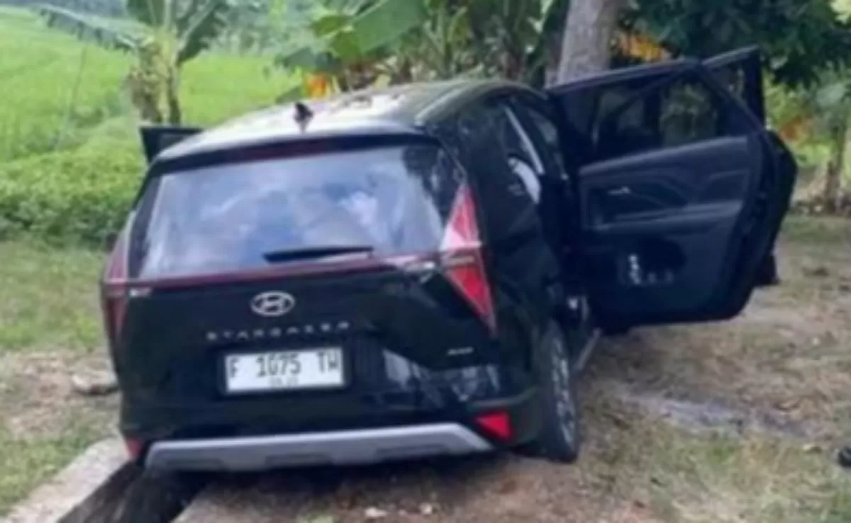 Sebuah mobil mengalami kecelakaan tunggal di Dusun Kertaharja, Desa Kertahayu, Kecamatan Pamarican, Kabupaten Ciamis, Sabtu (27/6/2026). (Istimewa)