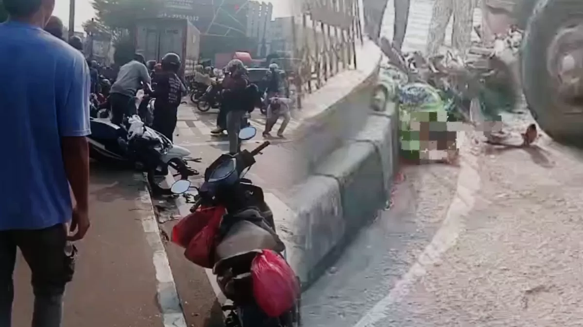 Diduga rem blong, truk wing box seruduk belasan motor di Jalan Cut Mutia Bekasi. Satu orang tewas dan sejumlah korban luka-luka. (Istimewa)