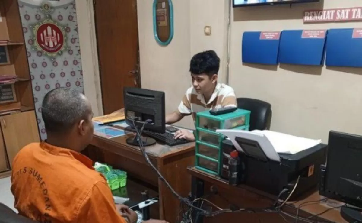 Polisi saat menginterogasi pengedar obat terlarang.  (Foto: Dwiky Maulana Vellayati/detikJabar)