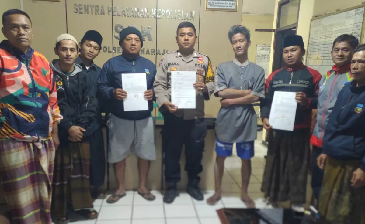 Ketua RT setempat dan pengurus pondok pesantren saat bermusyawarah menyelesaikan kasus dugaan percobaan pencurian secara kekeluargaan di Mapolsek Wanaraja, Garut, Kamis (2/7/2026).  (Dok. Polsek Wanaraja)