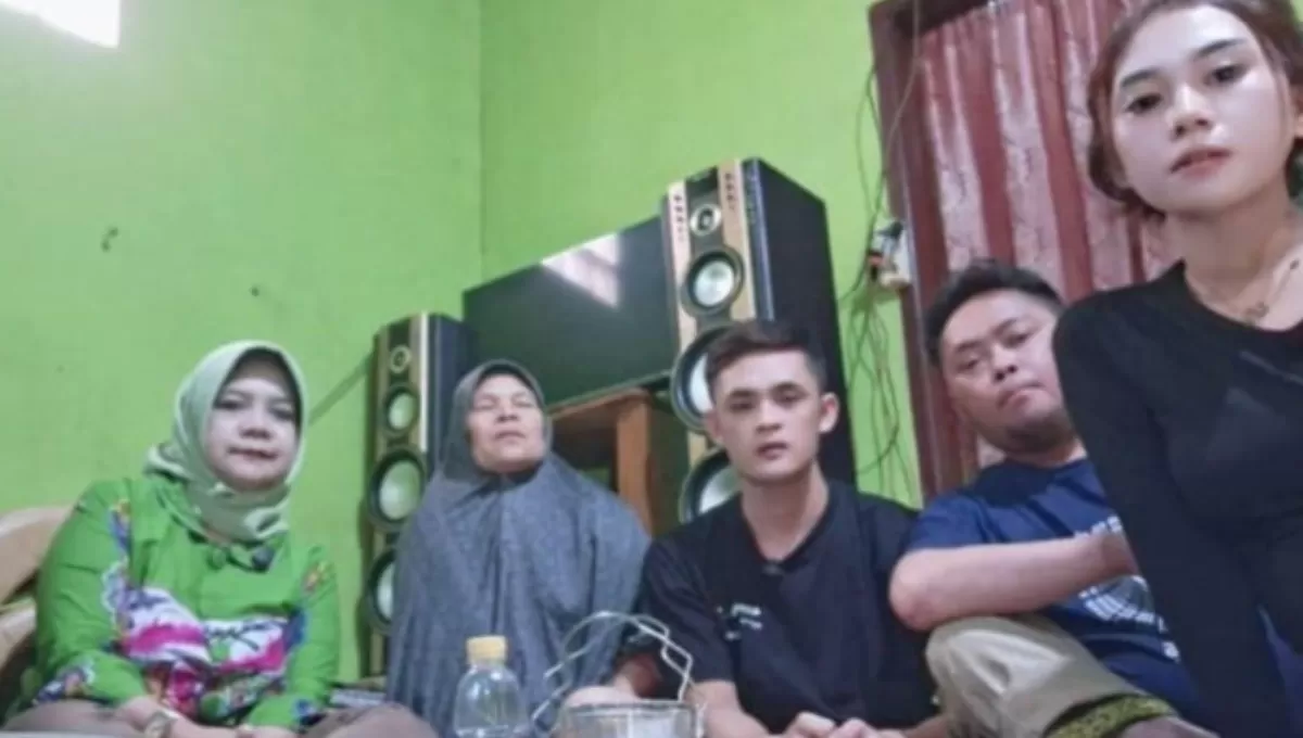 Keluarga A (21) terduga korban pembunuhan di Ujungberung Bandung didampingi Kuasa Hukum, Mira Widyawati. (Adis/VJ)