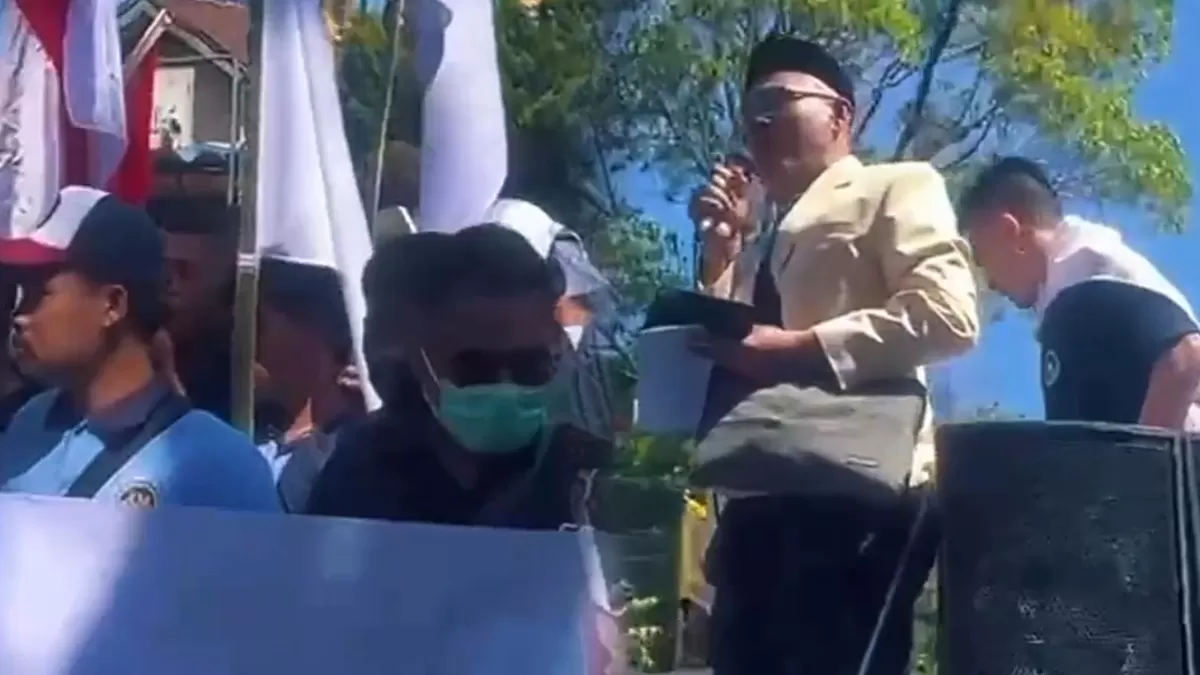 ibuan relawan program Makan Bergizi Gratis menggelar long march ke DPRD Garut. Senin, (6/7). (Istimewa)