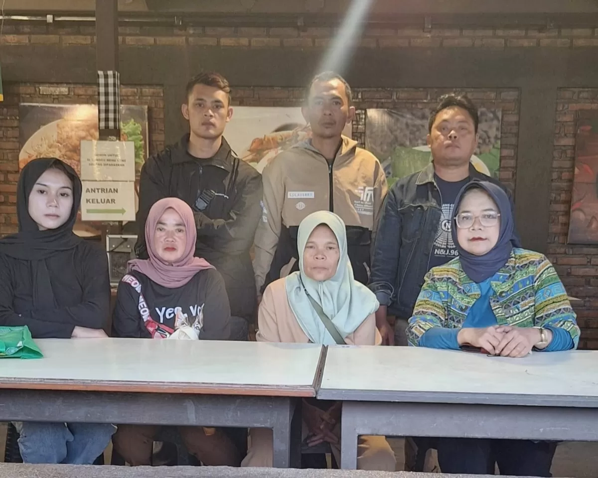 Kuasa hukum keluarga korban, Mira Widyawati SH.MH, didampingi keluarga korban pembunuhan pemuda berinisial A (21) di Alun-alun Ujungberung, memberikan keterangan pers di RM Ampera, Jalan Rancabolang, Kota Bandung, Selasa (7/7/2026) (Adis/VJ)